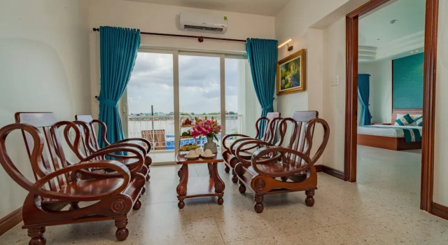 Трёхместный номер Deluxe с балконом CHUONG DUONG HOTEL