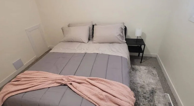 Modern 2BR Near Downtown & Expo Centre, Book Lejlighed Lejligheder i Central Alberta, Lejlighed