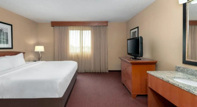 Люкс Embassy Suites by Hilton Kansas City International Airport
