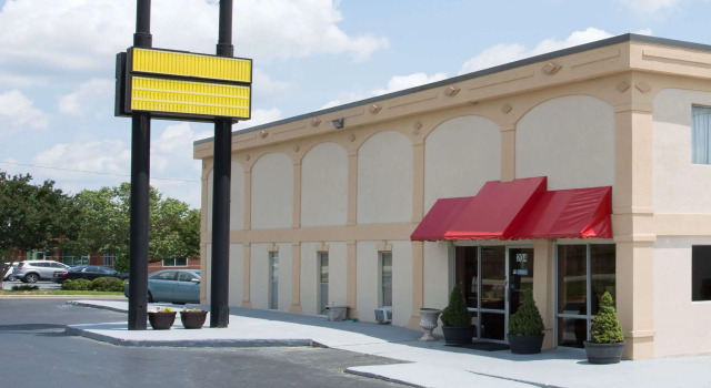 Super 8 by Wyndham Greensboro, Забронировать Мини-отель Гринсборо Северная Каролина, рядом с Поле для гольфа Gillespie
