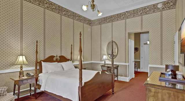 Номер Classic St James Hotel