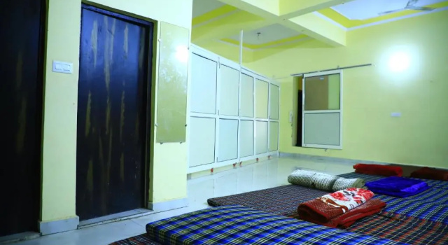 Кровать в общем номере Shivraj Homestay