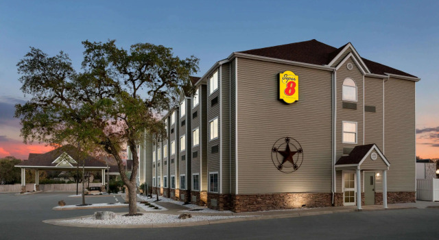 Super 8 by Wyndham San Antonio Airport North