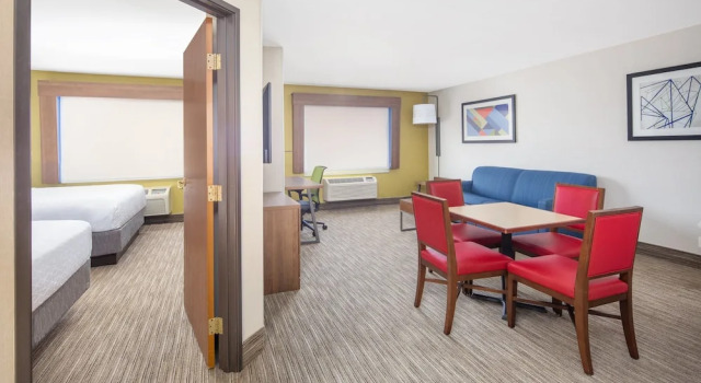 Люкс c 1 комнатой Holiday Inn Express Hotel & Suites Bishop by IHG