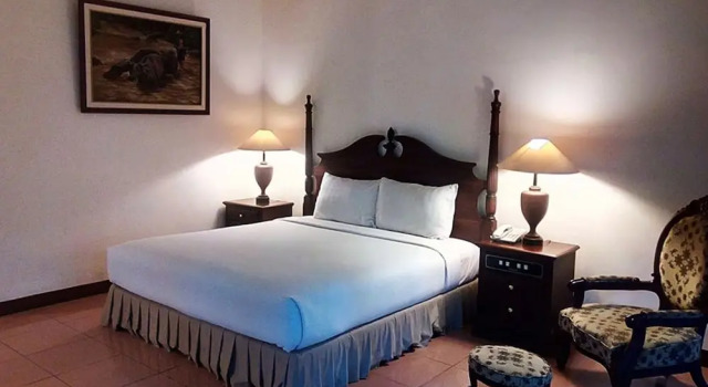 Královský Dvoulůžkový s manželskou postelí pokoj s balkonem The Oxalis Regency Hotel Magelang