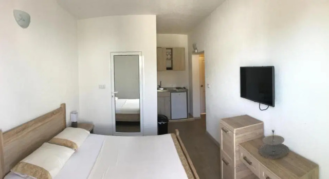 Студия с балконом и с красивым видом из окна Apartments Lj