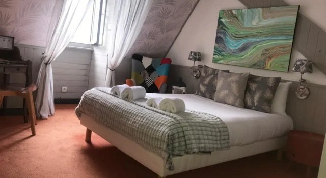 Двухместный номер Comfort Hôtel Bien-Être Aux Cyprès de Marquay-Calme et élégance-Laissez-vous porter par une ambiance chaleureuse où chaque instant compte-Découvrez un havre de paix où nature et confort se marient pour vous offrir une expérience unique- Réservez dès aujourdhui