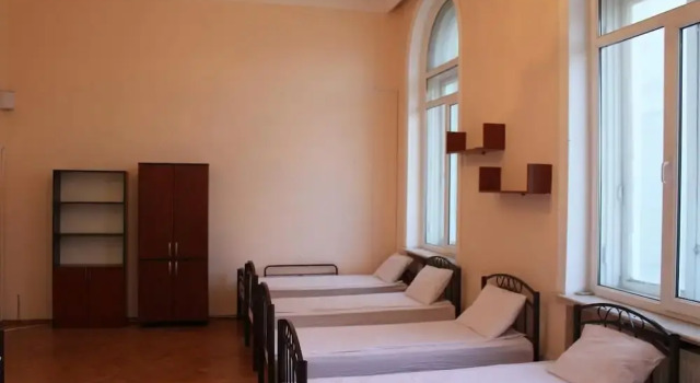 Кровать в общем номере TourEst Inn Central — хостел