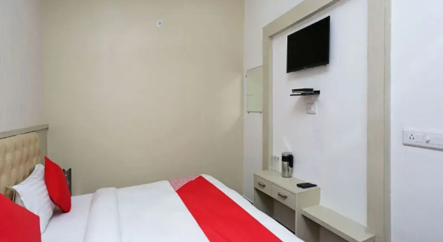 Rajrani hotel, Забронировать Отель Отели Барели с бассейном, Бассейн