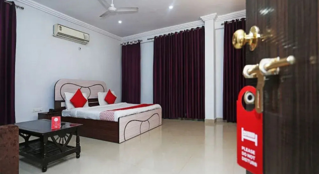 OYO 18648 Raj Inn, Varaa Hotelli Nilmatha Uttar Pradesh