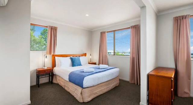 Above The Lake Bed Breakfast