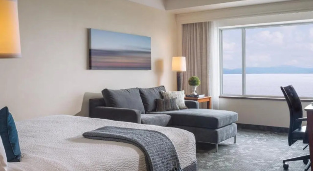 Номер Standard с видом на озеро Courtyard Burlington Harbor
