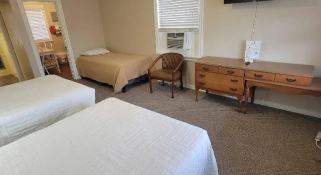 Трёхместный номер Deluxe Early American Motel