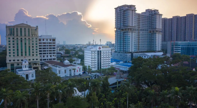 Кровать в общем номере Grand Inna Medan