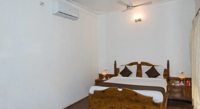 OYO 10412 Home Exotic 4BHK Villa Govardhan Vilas, Забронировать Вилла Отели штата Раджастхана с парковкой, Парковка