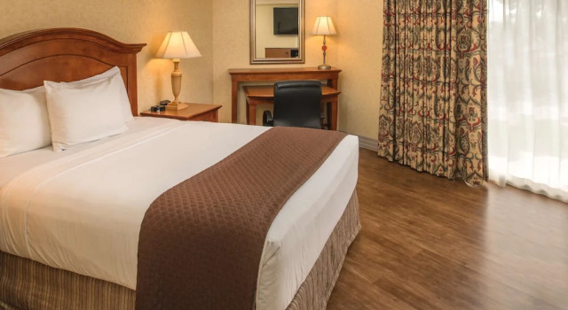 Четырёхместный номер Premium с красивым видом из окна Red Lion Hotel Pasco Airport & Conference Center