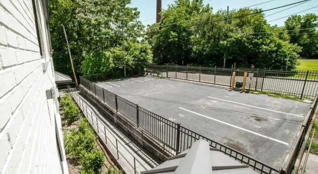 Spacious and stylish 2 BR Near Broadway - 5 Min Drive