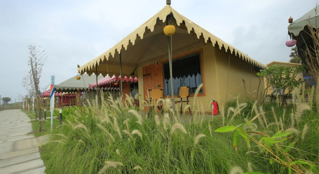 Тент с видом на бассейн The Fern Seaside Luxurious Tent Resort Diu