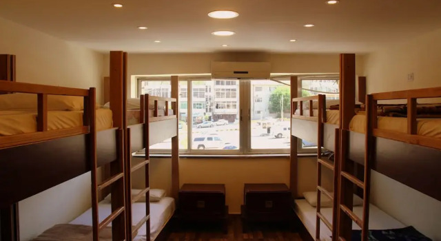 Кровать в общем номере (мужской номер) Shurooq Shams Hotel & Tours By Sunrise