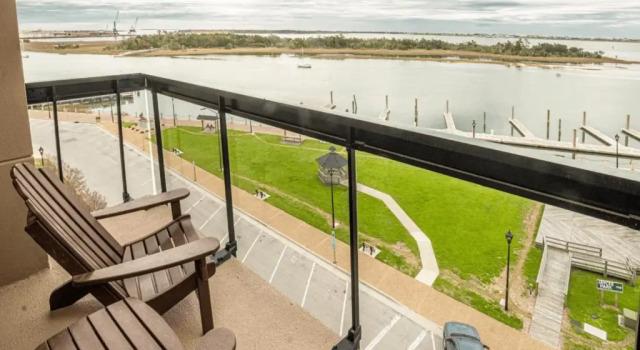 Люкс с видом на воду Bask Hotel at Big Rock Landing