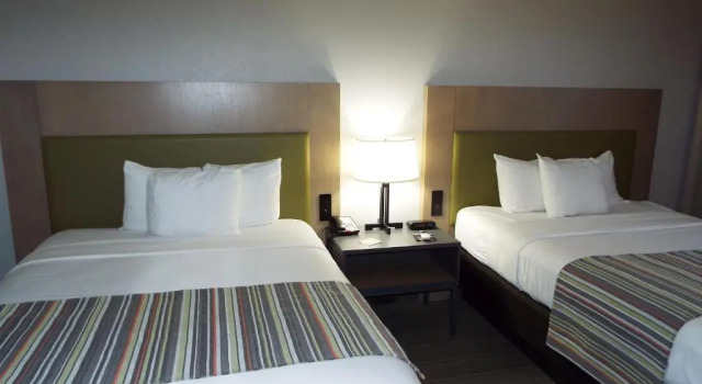 Четырёхместный номер Standard Country Inn & Suites By Radisson, McDonough, GA