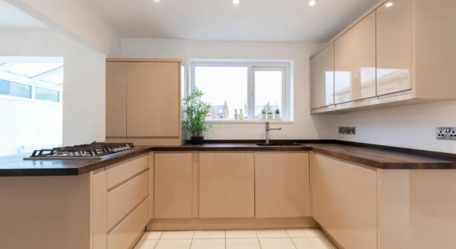 Коттедж 4-Bed Home with Hot Tub near Gloucester City