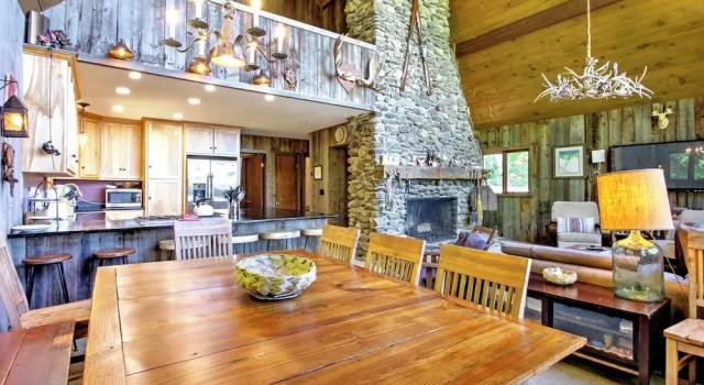 Коттедж с 4 комнатами с балконом East Burke House w/ Deck < 3 Mi to Kingdom Trails!