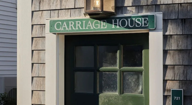 Люкс с балконом Faraway Martha's Vineyard
