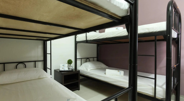 Кровать в общем номере Amigo Hotel