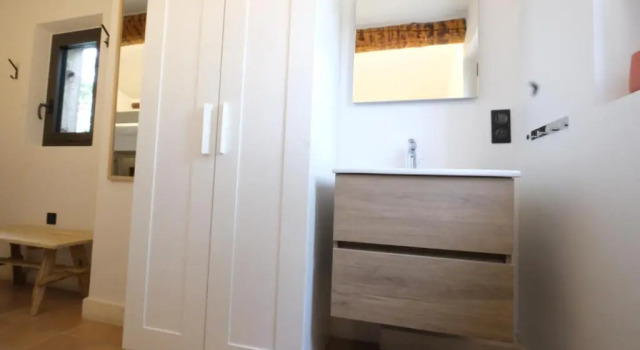 Ls2-326 Amiradou, Boek Hotel Robion Luberon