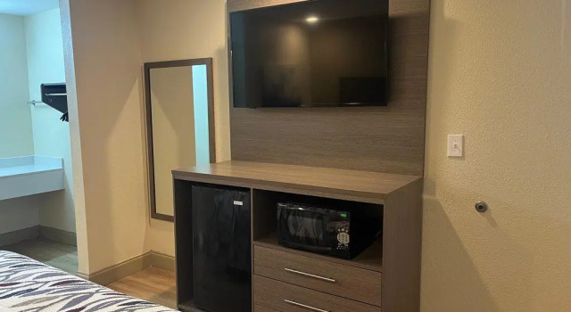 Red Roof Inn Haltom City, Забронировать Отель Хальтом-Сити Dallas - Fort Worth Metropolitan Area