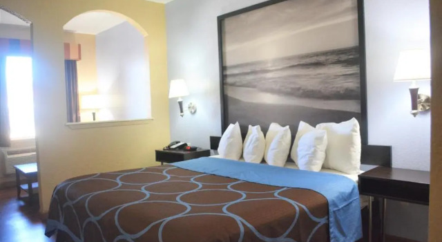 Номер Standard Super 8 by Wyndham Galveston