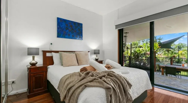 Tropical 3 Bedroom House, Pool plus 4th Bedroom Bungalow, Book Feriehus Sommerhuse i Whitfield, Hytte