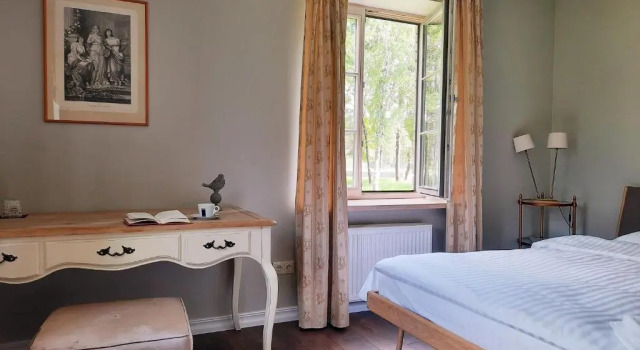 Suite Lake & Library Hotel