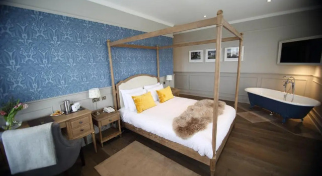 Полулюкс Hatton Court Hotel
