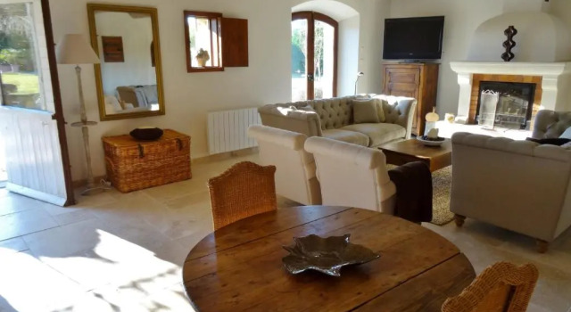 Très beau Mas Provençal avec Piscine Privée Chauffée située aux Vignères, en campagne proche de l'Isle sur La Sorgue au cœur du Luberon, 10 personnes, LS2-259 Alemando, Rezerwuj Hotel Hotele w Cavaillon z parkingiem, Parking