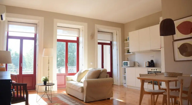 Liiiving - Vintage Balcony Apartment, Забронировать Апартаменты/квартира Порту Регион Порту, рядом с Lapa Metro Station