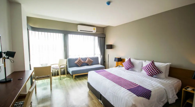 Двухместный полулюкс с балконом Comet Hotel Surat Thani