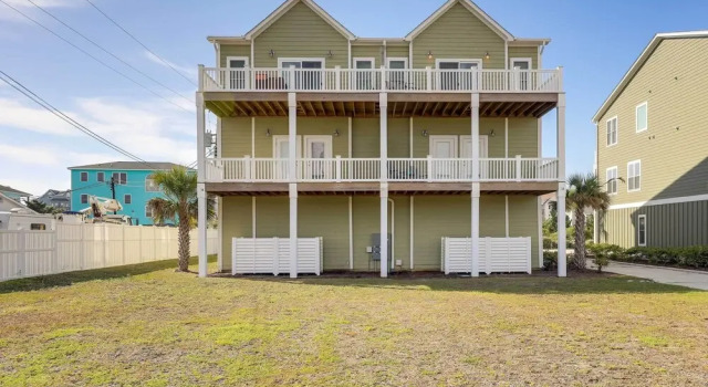 Апартаменты Emerald Isle Vacation Home Walk to Beach!
