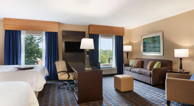 Четырёхместная студия Hampton Inn and Suites Camp Springs