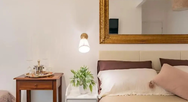Camera Deluxe Glint House