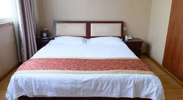 Люкс Business Yijia Business Hotel (Xinyang Open University)