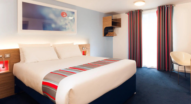 Travelodge Edinburgh Central Princes Street Hotel, Забронировать Отель Эдинбург Midlothian, рядом с Национальный музей Шотландии