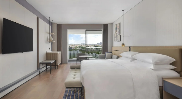 Двухместный номер Standard с балконом и с видом на озеро Four Points by Sheraton Yangjiang City Center