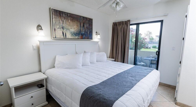 Апартаменты c 1 комнатой с балконом Scottsdale's Premium Short Term Getaway, Fully Furnished 1 Bedroom Homes, Free Golf, Cable, Utilities, Wi-fi, Parking, Pool, and Bike Trails- Unit 127 by Redawning
