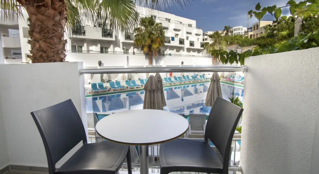 Трёхместный номер Standard с балконом Club Shark Hotel