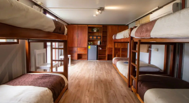 Кровать в общем номере Hosteria Papagayo Cotopaxi