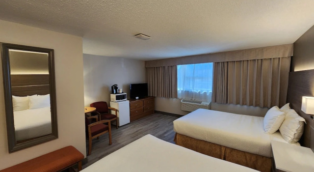 Четырёхместный номер Standard с видом на горы Days Inn by Wyndham Penticton Conference Centre