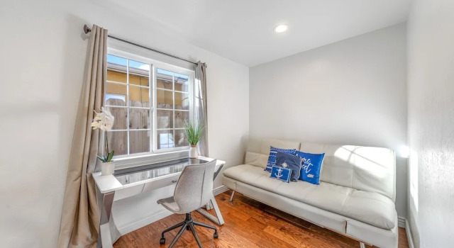 Fully Updated 3 BDR Seaside Home Minutes to Beach!