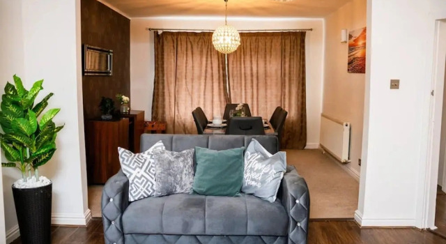 Modern Spacious 4-bedroom Residence in Crumpsall, Book Feriehus Manchester Manchester og omegn